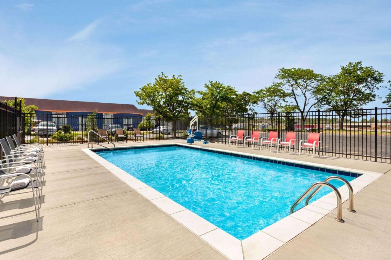 Super 8 By Wyndham Lenexa Overland Park Area/Mall Area Екстер'єр фото