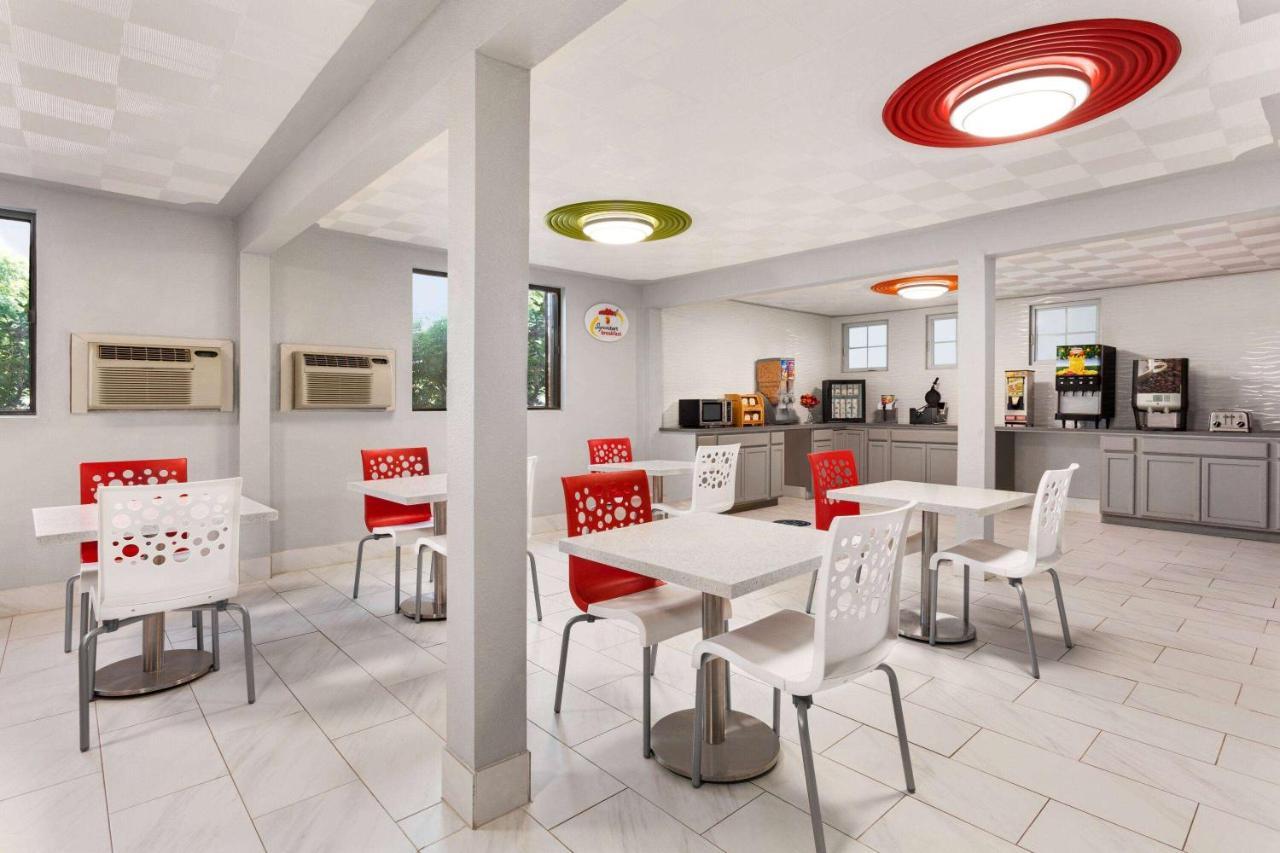 Super 8 By Wyndham Lenexa Overland Park Area/Mall Area Екстер'єр фото