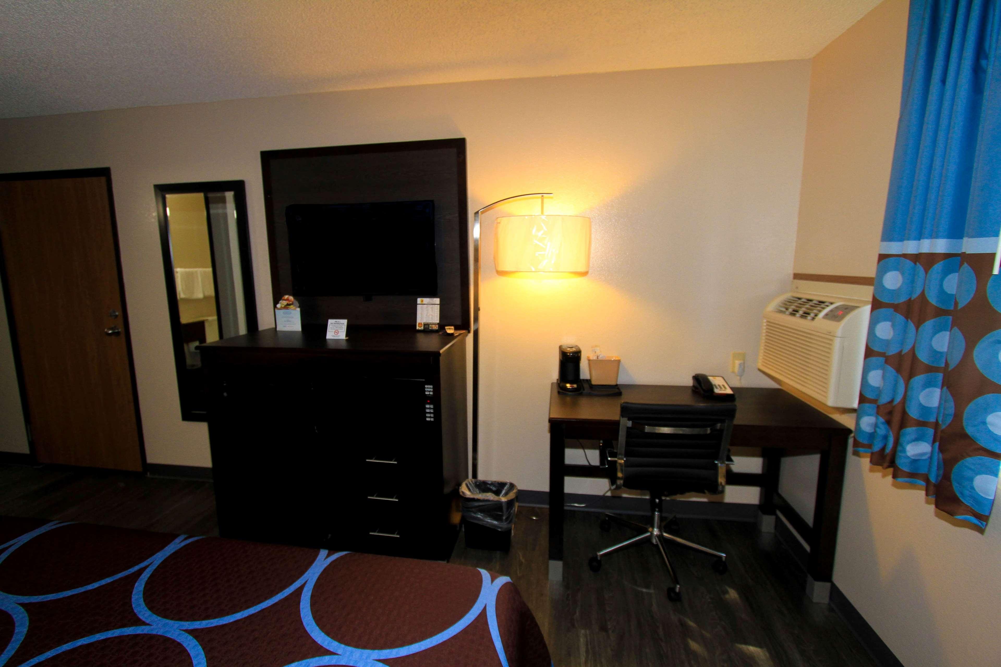 Super 8 By Wyndham Lenexa Overland Park Area/Mall Area Екстер'єр фото