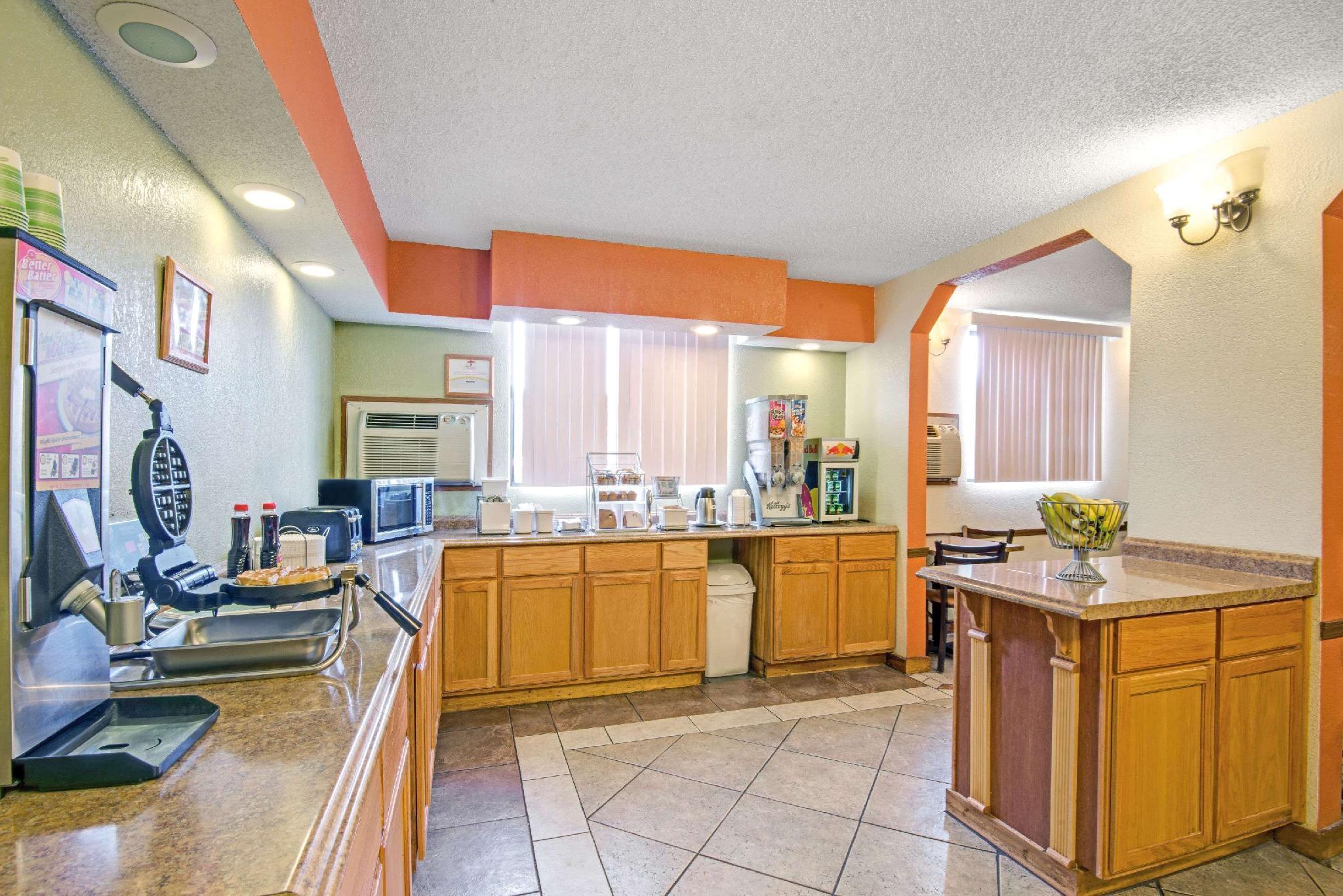 Super 8 By Wyndham Lenexa Overland Park Area/Mall Area Екстер'єр фото