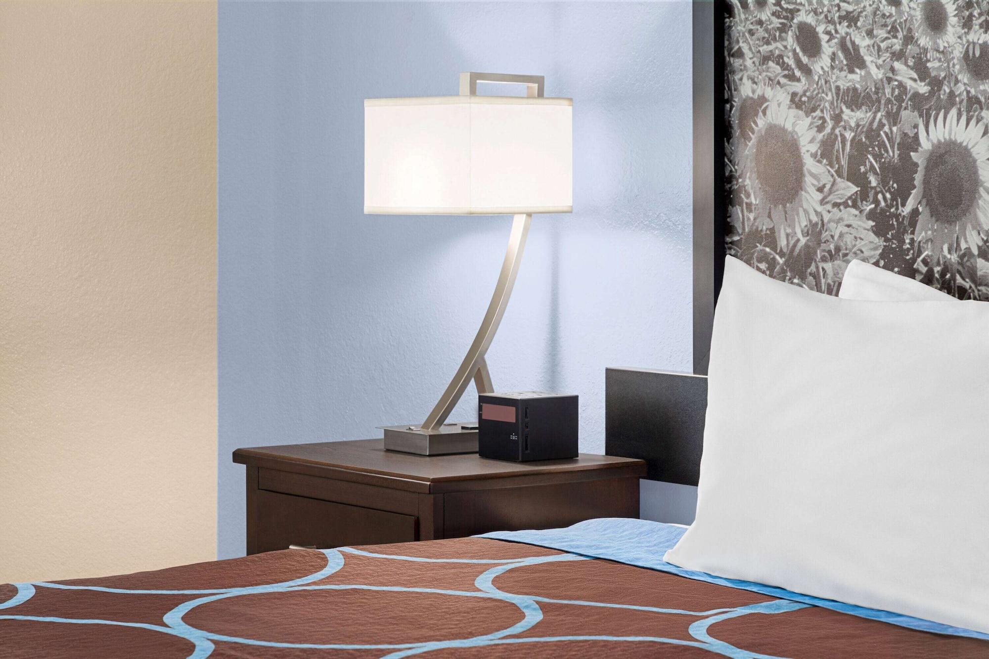 Super 8 By Wyndham Lenexa Overland Park Area/Mall Area Екстер'єр фото