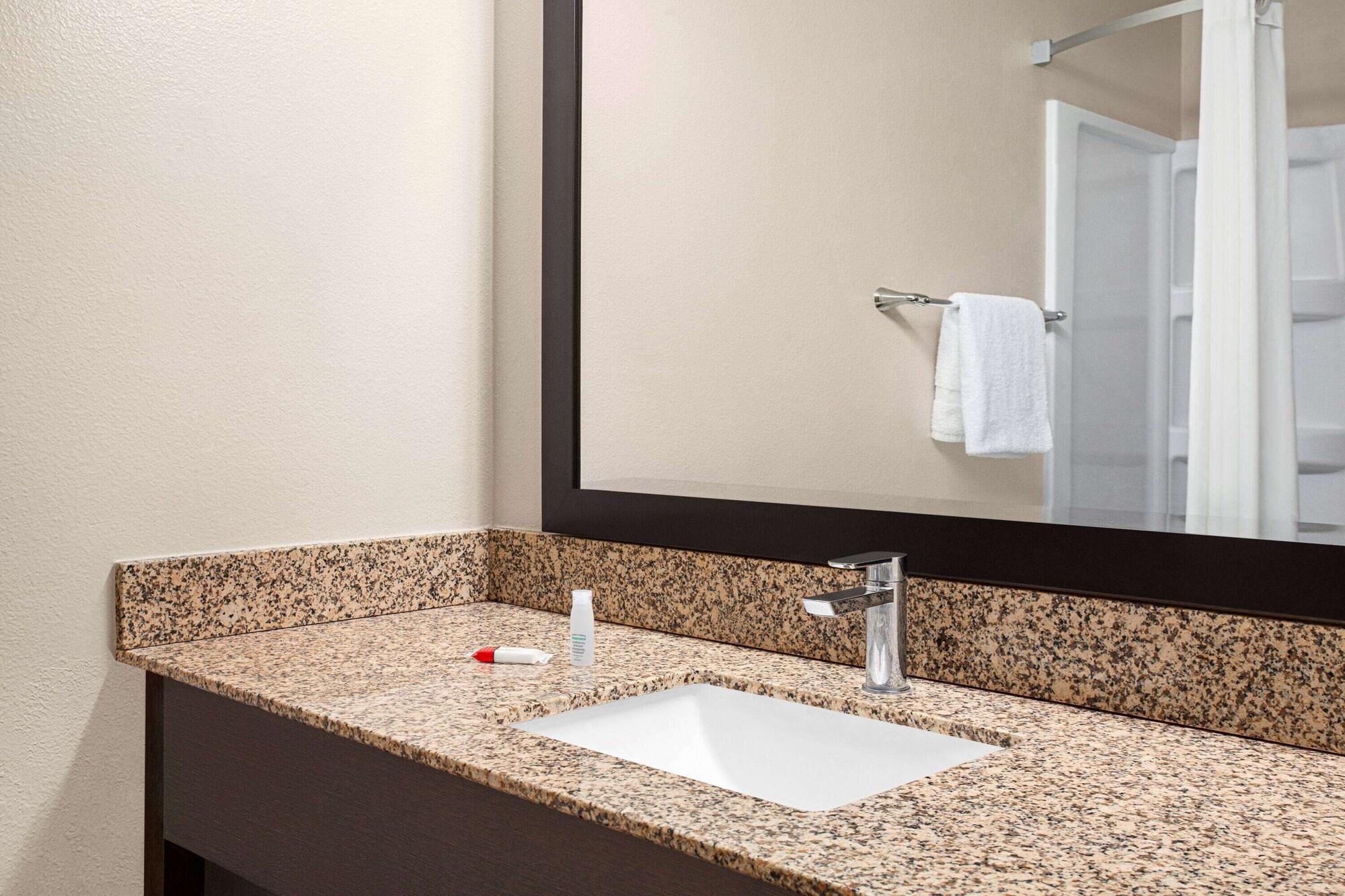 Super 8 By Wyndham Lenexa Overland Park Area/Mall Area Екстер'єр фото